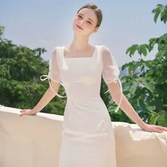 【新品・未使用】フレンチスタイルのウェディング旅行撮影用ドレス。スリット入り、バックレスデザイン。森をテーマにしたブライダルガウン。【新品・未使用】フレンチスタイルのウェディング旅行撮影用ドレス。半袖で白いトレーン付き。ゲストを迎える花嫁に最適です。