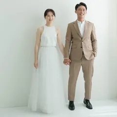 【新品・未使用】ハイネック、ハイネック、フィットウエスト、ホワイトのテールラインが特徴のウェディングドレス。旅行写真にも最適。