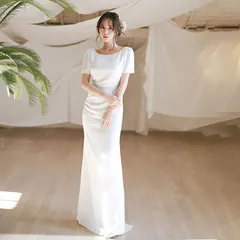 【新品・未使用】フレンチスタイルのウェディングドレス。旅行写真にぴったり。バックレスデザインが斬新。芝生での結婚式やゲストを迎える花嫁に最適です。