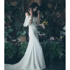 【新品・未使用】フレンチスタイルのウェディング旅行写真。妖精のようなオフショルダーのフリルスリーブドレス。フィット感のあるボブスタイルで、バックレスです。