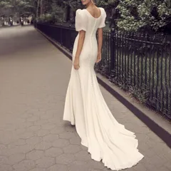 【新品・未使用】ホワイトのオフショルダードレス。高感度なバックレスデザインで、旅行や森のウェディングにぴったりのスリムフィット。