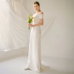 【新品・未使用】裾が垂れ下がったフレンチスタイルのウェディングドレス。セクシーなバックレス、ウエストにフィットしたブライダルガウン