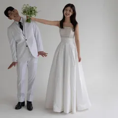 [新品・未使用] フレンチスタイル ホルターネック スリット入り ハイウエスト レース ネット ウェディングドレス。ブラック＆ホワイト ハイウエスト タフタ ストラップレス ホルターネック バンケットドレス。