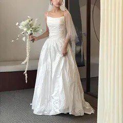 【新品・未使用】タフタスタイルのウェディングドレス（ハイセンスな装い）