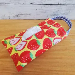 ハンドメイド☆吊り下げOK！ボックスティッシュケース 箱無しタイプ(いちご柄)