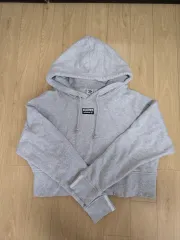 アディダス グレー クロップド フーディー