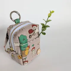 スクエア(四角)形◆リュック ポーチ カラビナ付き ミニ キーケース イヤホン 目薬 お薬入れ GPS 赤系ねこかぶり