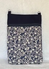 ハンドメイド　スマホポーチ　スマホショルダー本体　紺色花柄