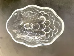 【中古】昭和レトロ　透明ガラス皿 　ぶどうデザイン