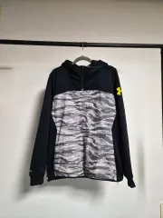 M) アンダーアーマー カモフラージュ パータン フード ジップアップ WHO