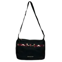 ブルーレーベルクレストブリッジ BLUE LABEL CRESTBRIDGE ショルダーバッグ 斜め掛け 布製 長方形 チェック柄 リボン ライン ワンポイント ロゴ ファスナー開閉 黒 ブラック 赤 レッド