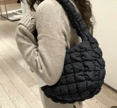 新モデル COS コス ブラック キルティング バッグ s 状態良し