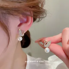 エレガントスワンモチーフフェイクパールピアス ゴールドカラー 上品きらめき 小顔見せ 華奢デザイン デイリーからパーティーまで使える 韓国風レディースアクセサリー プレゼントにもおすすめ トレンド感たっぷり 女性らしい デザイン