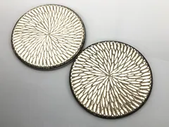 【美品】陶芸作家 山本雅則 信楽 幸山窯  陶板 5寸 2枚おまとめ 皿 お皿 小皿 中皿 丸皿 盛皿 平皿 和皿 和食器 敷板 小物置き トレイ トレー 花瓶敷 急須置き 鍋敷き インテリア 雑貨 小物 飾り皿 陶器製 直径15.5㎝ 厚さ1.2㎝のサムネイル