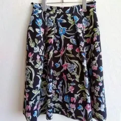 美品✨ リフレクト ReFLEcT ひざ丈 スカート レディース 小さめ フレア 花柄 ボタニカル フラワープリント 総柄 裏地あり 上品 きれいめ 大人カジュアル フェミニン 華やか エレガント 春夏 コーデ 日本製 黒 ブラック