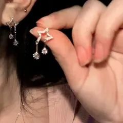 キラキラ流れ星モチーフシルバーピアス レディーススターイヤリング 光るアクセサリー トレンドジュエリー 小ぶりで華奢なデザイン デイリー＆パーティー用