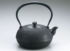 送料無料 伝統工芸士名人 薫山作 虫食い摘み・亀甲霰鉄瓶 時代物茶道具