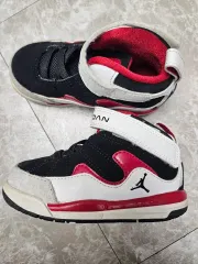 ジョーダン ユア スニーカー ブラック/レッド 130