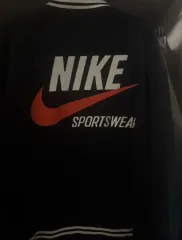 ナイキ ブラック スポーツウェア スタジャン ジャケット