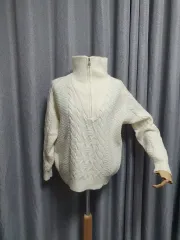 ハーフジップアップニット 白