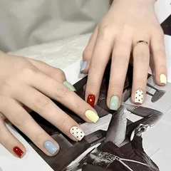 [NEURAD]ネイルチップ 30枚入インスタ風 サマーネイル 白さを引き立てる ドーパミンカラーコントラスト 水玉模様 キッズ風 可愛いシンプル 学生向け ショートタイプ 付け爪 おしゃれ 成人式 入学式