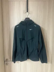 ナイキ ランニング ウィンドブレーカー ブラック