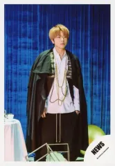 【中古】生写真(ジャニーズ) NEWS/増田貴久/膝上・衣装黒・白・両手下げ・右向き・背景青/「NEWS 15th Anniversary LIVE 2018 “Strawberry“」グッズオフショット/公式生写真