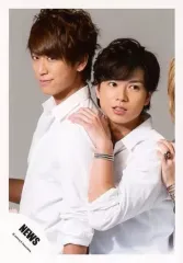 【中古】生写真(ジャニーズ) NEWS/小山慶一郎・加藤シゲアキ/上半身・衣装白・加藤左手肩・体左向き・背景グレー/「NEWS LIVE TOUR 2015 WHITE」DVD特典映像撮影/公式生写真