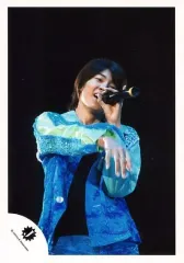 【中古】生写真(ジャニーズ) Ya-Ya-yah/鮎川太陽/ライブフォト・上半身・衣装青・右手パー前・左手マイク・背景黒/公式生写真