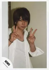 【中古】生写真(ジャニーズ) NEWS/増田貴久/上半身・衣装白・インナー白・グレー・両手ピース/公式生写真