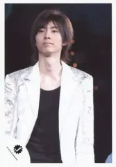 【中古】生写真(ジャニーズ) Ya-Ya-yah/鮎川太陽/上半身・衣装白.黒・目線左・背景黒・ライブフォト/公式生写真