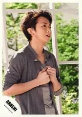 【中古】生写真(ジャニーズ) 嵐/大野智/衣装グレー・上半身・両手グー・背景緑・窓・Your Eyes/公式生写真