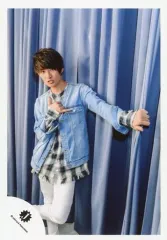 【中古】生写真(ジャニーズ) 関西ジャニーズJr./向井康二/膝上・衣装デニム・白黒チェック柄・右手指2本立て・左手カーテン青・左足上げ/16春「春休みスペシャルShow 2016」グッズ撮影オフショット/公式生写真