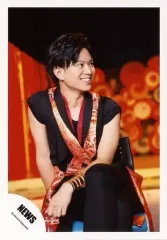 【中古】生写真(ジャニーズ) NEWS/加藤シゲアキ/膝上・座り・衣装黒・赤・足組み・顔右向き・背景黒・赤/「KAGUYA」PV＆ジャケ/公式生写真