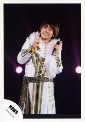 【中古】生写真(ジャニーズ) NEWS/増田貴久/ライブフォト・膝上・衣装白・金・両手人差し指立て・左手マイク・目線左上・歯見せ・顔右傾け・ライトピンク・背景黒/公式生写真