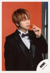 【中古】生写真(ジャニーズ) NEWS/増田貴久/上半身・衣装黒・白・左手いちご・右向き・背景赤/「NEWS 15th Anniversary LIVE 2018 “Strawberry“」グッズオフショット/公式生写真