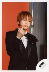 【中古】生写真(ジャニーズ) NEWS/増田貴久/上半身・衣装黒・白・右手いちご・右向き・背景赤/「NEWS 15th Anniversary LIVE 2018 “Strawberry“」グッズオフショット/公式生写真