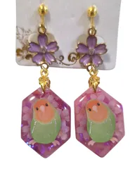 コザクラインコ桜デザイン☆レジンイヤリング・ピアス　　　かわいいインコレジンアクセサリー　　　イヤリング変更は無料　　　コザクラインコアクセサリー　　　レジンコザクラインコ　　　レジンインコ　　ピアス　　イヤリング　　鳥アクセサリー　　　小桜インコ