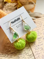 340≫シーグラス×ファーボールのピアス/イヤリング