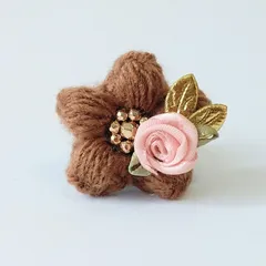 お花ブローチ５４.（少し小さめ）おしゃれブラウン