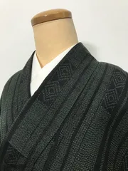【中古】Sサイズ 紬 正絹 黒地に幾何学文様
