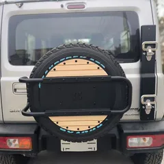 送料無料 スズキ ジムニー 2018-2025 3ドア 5ドア 対応 リアゲート スペアタイヤカバー 金属製 可動調整式 外装ドレスアップ 保護 耐久性向上CYB69デザイン刷新