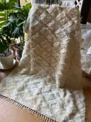 毛足が長く織も細かい見事な1枚新品未使用品！まるでムートン！最高のアンゴラ山羊のモヘア100%使用艶々角度によりシャンパン色に変わる！究極の一枚 大は小を兼ねます！色々な使い方ができる シイルトバッタニイェ！ 当店27年来現地トルコより直輸入卸売で実現の価格