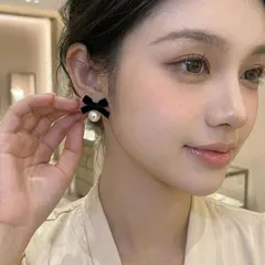 【両耳用】大人可愛い ベロア調 黒リボン × 上品パール ピアス / ガーリー フェミニン 韓国ファッション お呼ばれ アクセサリー (ブラック)