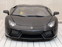 イタリアのミニカーメーカーであるブラーゴ（Bburago）製のランボルギーニ・アヴェンタドール LP700-4の1/18スケールダイキャストモデル