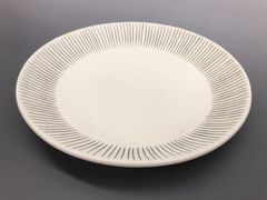 壺文製陶 信楽 陶芸作家 奥田章 TSUBO-BUN つぼぶん 十草 白 ホワイト リムプレート 皿 お皿 プレート 大皿 盛皿 丸皿 和皿 和食器 陶器製 作家もの 直径23㎝ 高さ3㎝