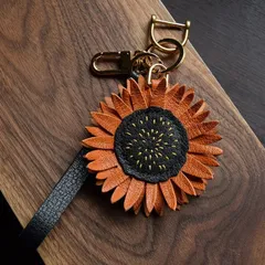 ハンドメイド 本革 ひまわりキーホルダー バッグチャーム アクセサリー 革小物 キーリング キーイング 車の鍵 チャーム ストラップ ギフト プレゼント 記念日 お祝い プチギフト 男女兼用 ハンドメイド 天然レザー 手作り  SGPJ013