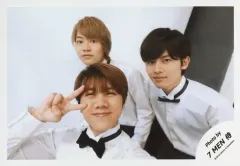 【中古】生写真(ジャニーズ) 7 MEN 侍/集合(3人)/横型・バストアップ・衣装白・黒・佐々木右手ピース・目細め・背景白黒/「ジャニーズJr.8・8祭り～東京ドームから始まる～」セルフィー/公式生写真