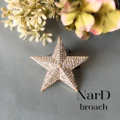 一等星フルビジューのスターブローチ　パヴェ スター 星 ゴールド アート シンプル レトロ 北欧 デイリー 大人 お洒落 クラシカル ヴィンテージ調 アンティーク調 可愛い 上品 かわいい カジュアル コサージュ ギフト プレゼント 新品未使用