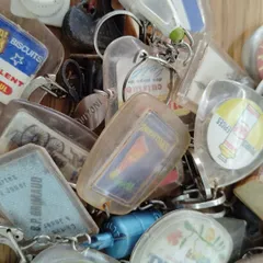 【E】50個 フレンチキーホルダー ヴィンテージ まとめて まとめ売り 大量 セット 卸売 店舗 什器 再販 小売 雑貨店 古着屋 ガレージ アクセント デッドストック 世田谷ベース 倉庫 カスタム 買取 外車 スポーツ 広告 企業物 ブランド 処分 Q325